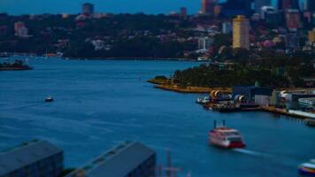 ein Zeitraffer von Miniatur Bucht Bereich beim Liebling Hafen im Sydney hoch Winkel Kippverschiebung video