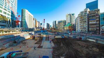 een timelapse van in beweging kranen Bij de onder bouw in Shibuya tokyo breed schot video