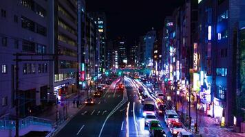 een nacht timelapse van de neon straat Bij de downtown in Shibuya tokyo breed schot kantelen video