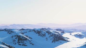 een met sneeuw bedekt berg reeks met majestueus pieken in de afstand video