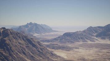 un aéreo ver de un montaña rango en el Desierto video