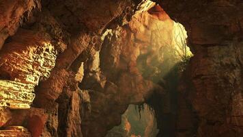 uma misterioso caverna iluminado de uma viga do luz video