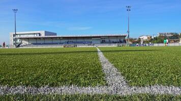 barn som spelar fotboll video