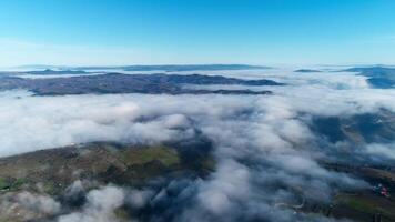 mosca encima nubes terminado montañas video