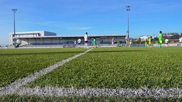 barn som spelar fotboll video