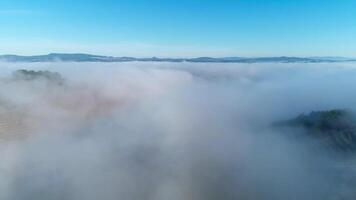 mosca encima nubes terminado montañas video