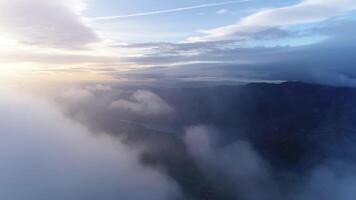 étourdissant montagnes des nuages à le coucher du soleil video