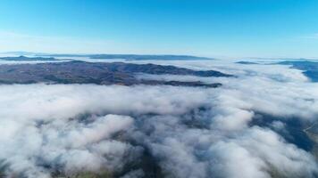 nubes terminado montañas. naturaleza antecedentes video