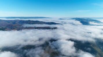 wolken over- bergen. natuur achtergrond video