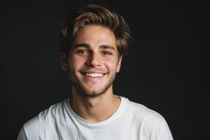 ai generado hermoso joven hombre en blanco t camisa estudio retrato. foto