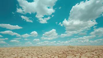 sequía tierra en contra un azul cielo con nubes sequía tierra en contra un azul cielo con nubes foto