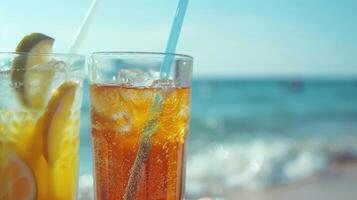 refrescante verano bebidas por el playa. foto