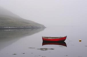 rojo barco en brumoso lago foto