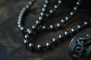 collar de perlas negras foto
