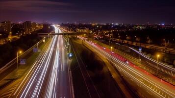 rayas de Moviente coche luces en contra el fondo de ciudad luces a noche foto