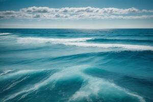 un hermosa azul Oceano con olas y nubes foto