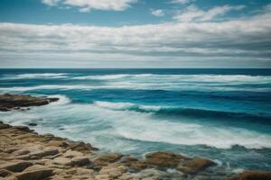 un hermosa azul Oceano con olas y nubes foto