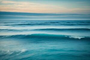 un hermosa azul Oceano con olas y nubes foto