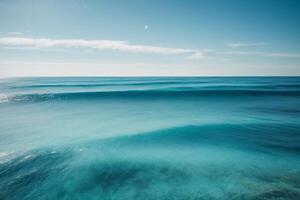 un hermosa azul Oceano con olas y nubes foto