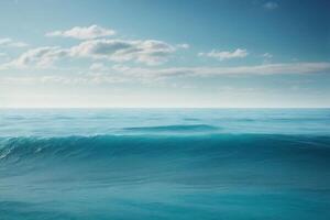 un hermosa azul Oceano con olas y nubes foto