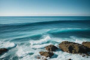 un hermosa azul Oceano con olas y nubes foto