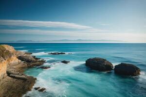 azul Oceano con montañas y nubes foto