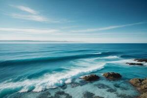 un hermosa playa con olas y azul cielo foto