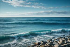 un hermosa playa con olas y azul cielo foto