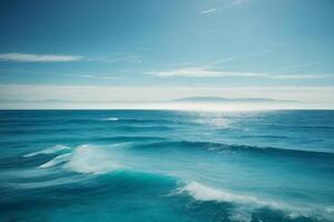 un hermosa playa con olas y azul cielo foto