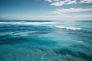 un hermosa playa con olas y azul cielo foto