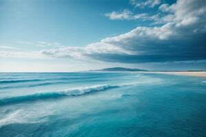 un ver de el Oceano desde encima con olas foto