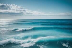 un ver de el Oceano desde encima con olas foto