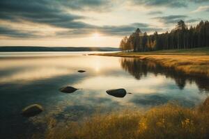 un camino Guías a un lago rodeado por arboles foto