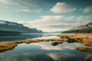 un lago rodeado por arboles y rocas foto