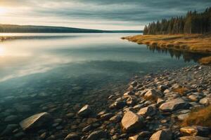 un lago rodeado por arboles y césped foto