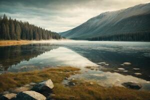 un lago rodeado por arboles y césped foto