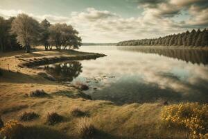 un lago rodeado por arboles y césped foto