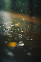 gotas de lluvia en un calle en el ciudad a noche foto