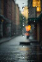 gotas de lluvia en un calle en el ciudad a noche foto