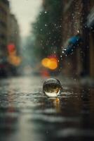 gotas de lluvia en el suelo en un charco foto