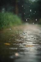 gotas de lluvia en el suelo en un charco foto