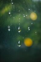 gotas de lluvia en el suelo en un charco foto