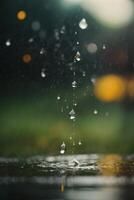 gotas de lluvia en el suelo en un charco foto