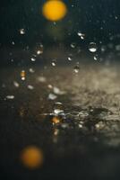 gotas de lluvia en el suelo en un charco foto