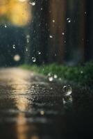 gotas de lluvia en el suelo en un charco foto