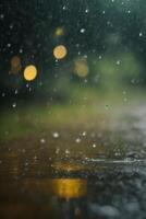 gotas de lluvia en el la carretera a noche foto