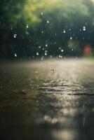 gotas de lluvia en el la carretera a noche foto