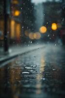 gotas de lluvia en el la carretera a noche foto