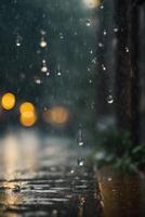 gotas de lluvia en el la carretera a noche foto