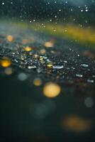 gotas de lluvia en el la carretera a noche foto